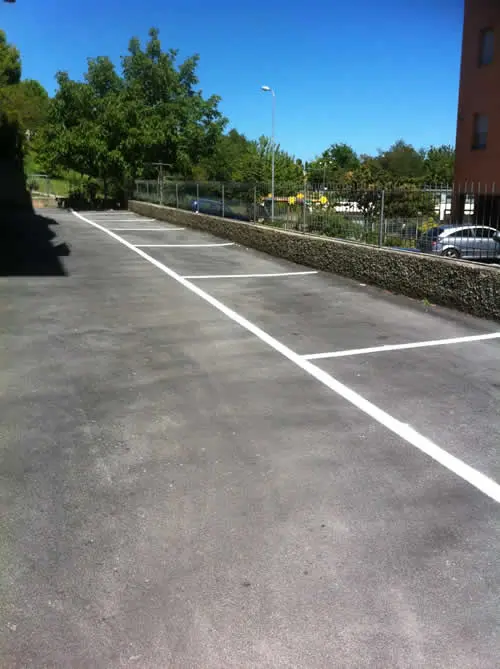 Segnaletica aziendale in un parcheggio